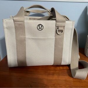Lululemon Two-Tone Canvas Tote Bag
Mini 4.5L